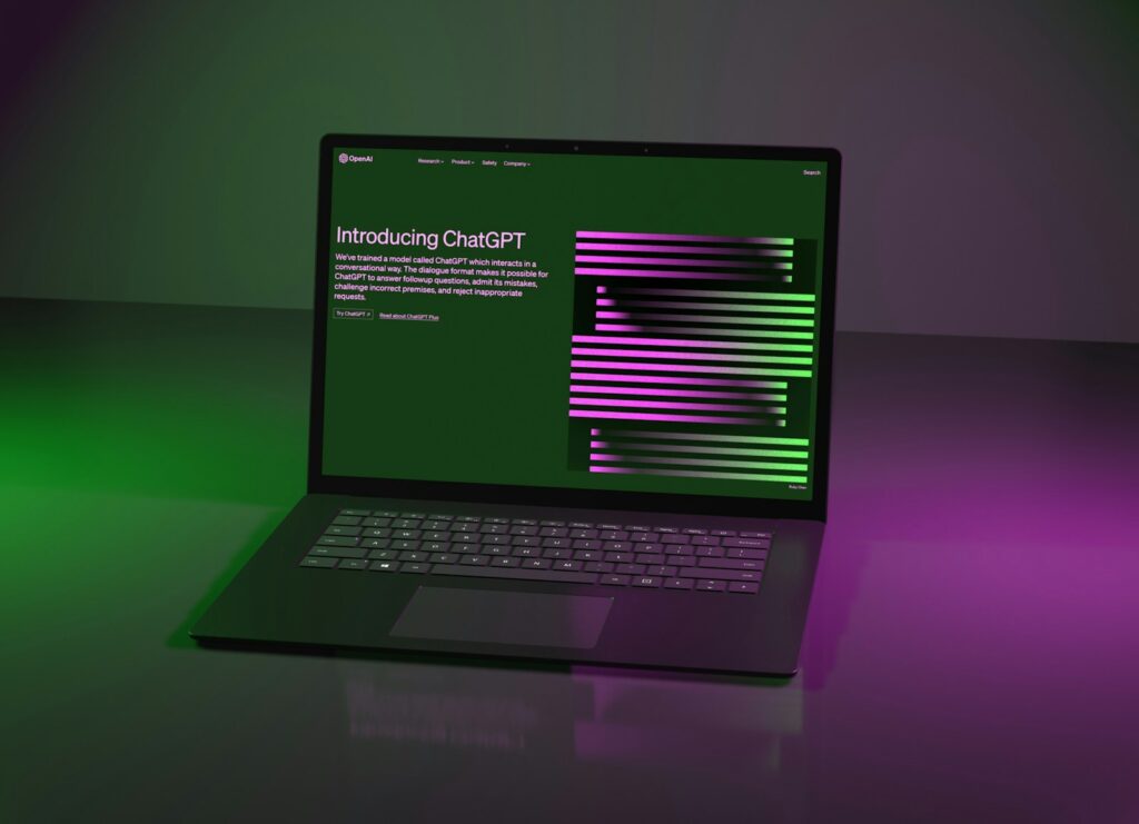 Laptop cu interfața ChatGPT — AI ca instrument în dezvoltarea website-urilor